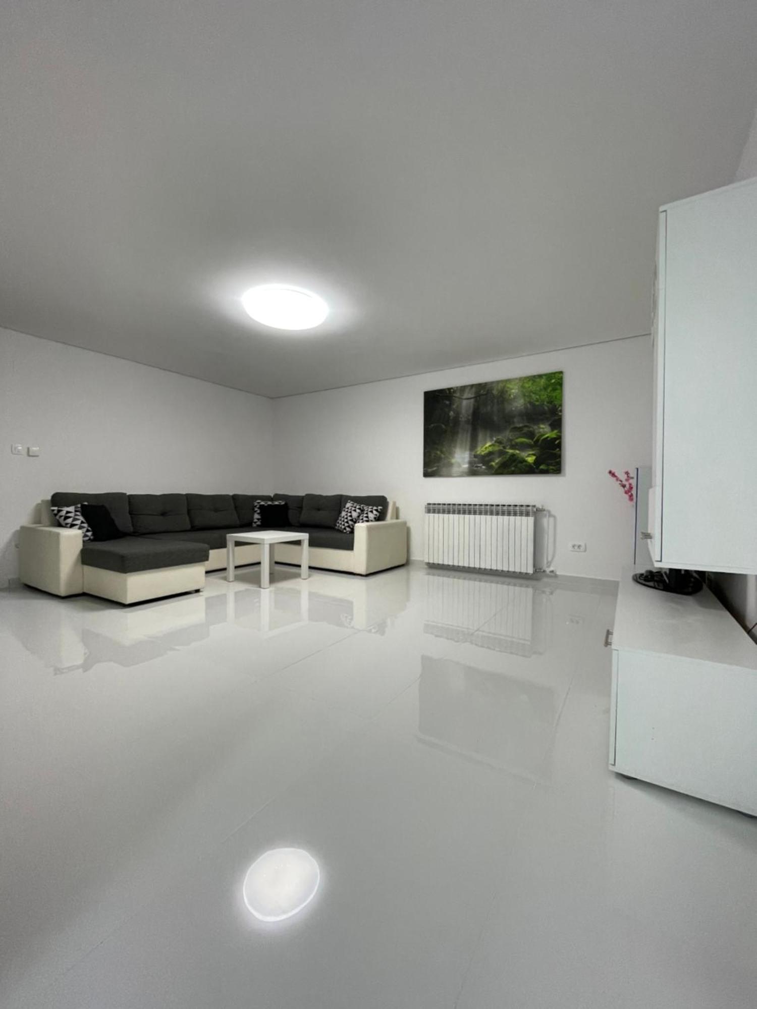 White - Private Parking&garage Apartment