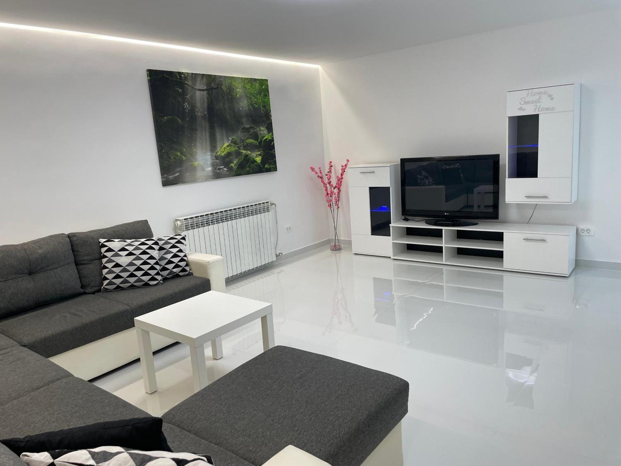 White - Private Parking&garage Apartment *