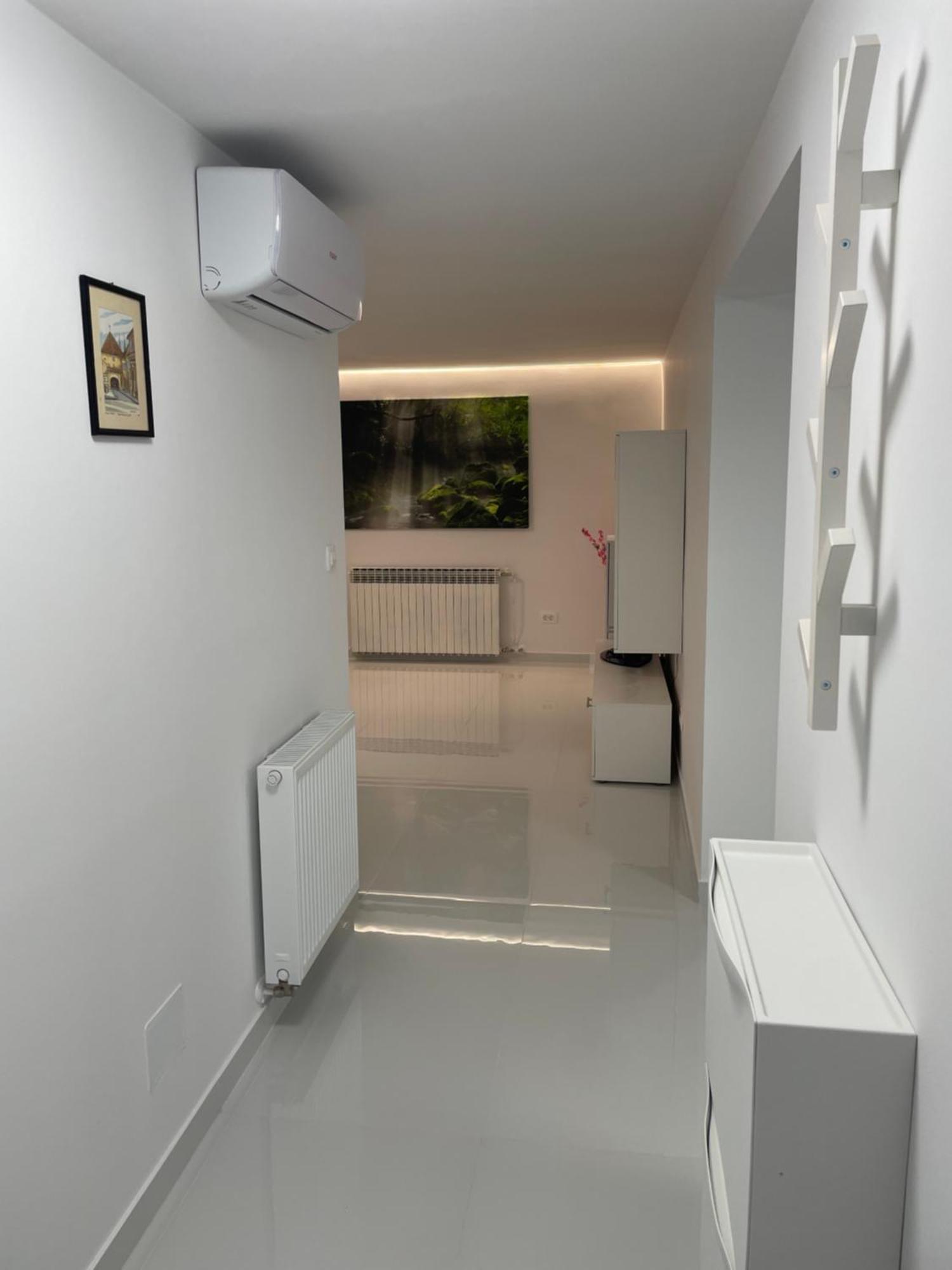 White - Private Parking&garage Zagreb