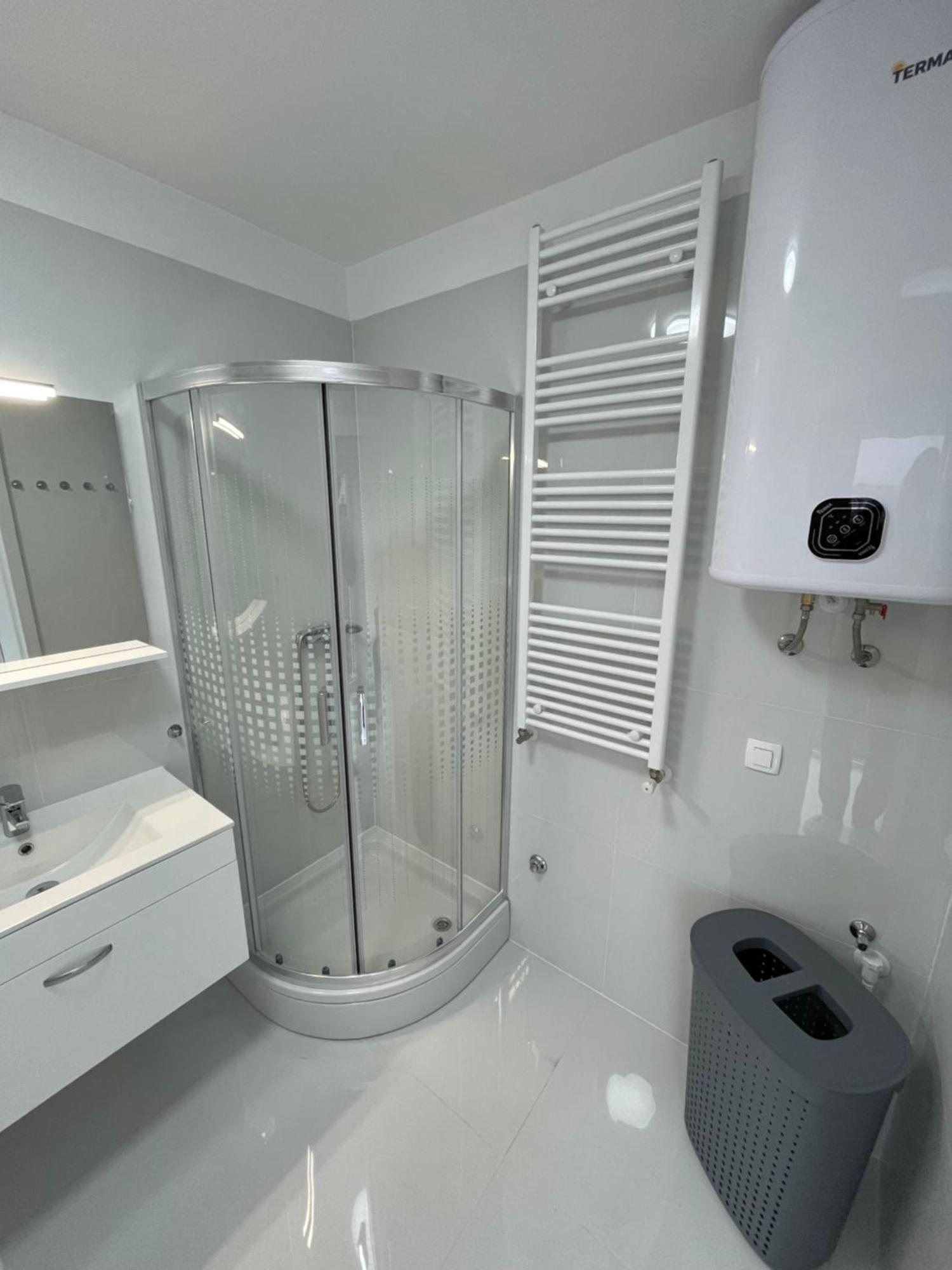 White - Private Parking&garage Apartment
